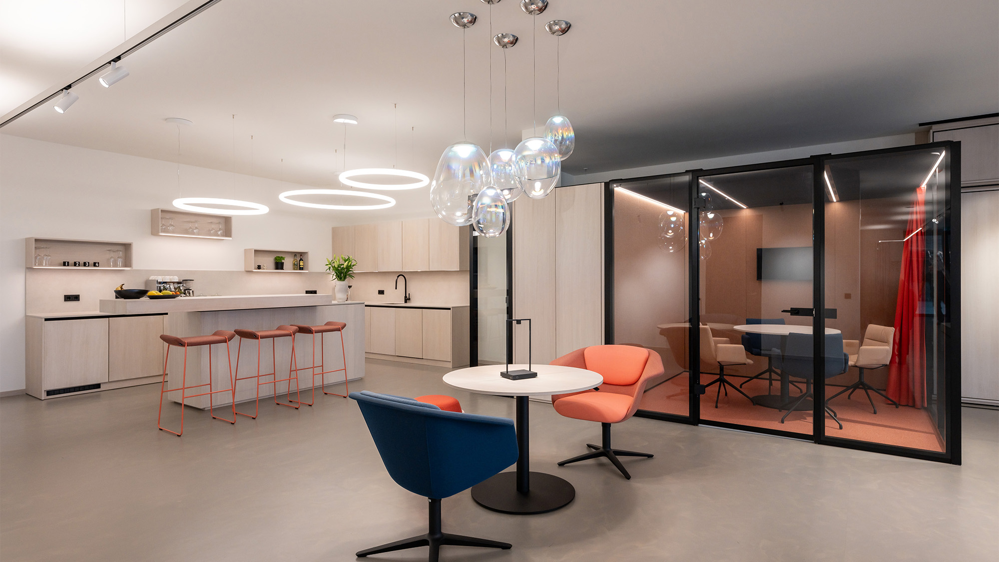 IDX 22 Hamburg, Showroom und offene Plattform der Begegnung von Artemide, Ege Carpets, Gabriel